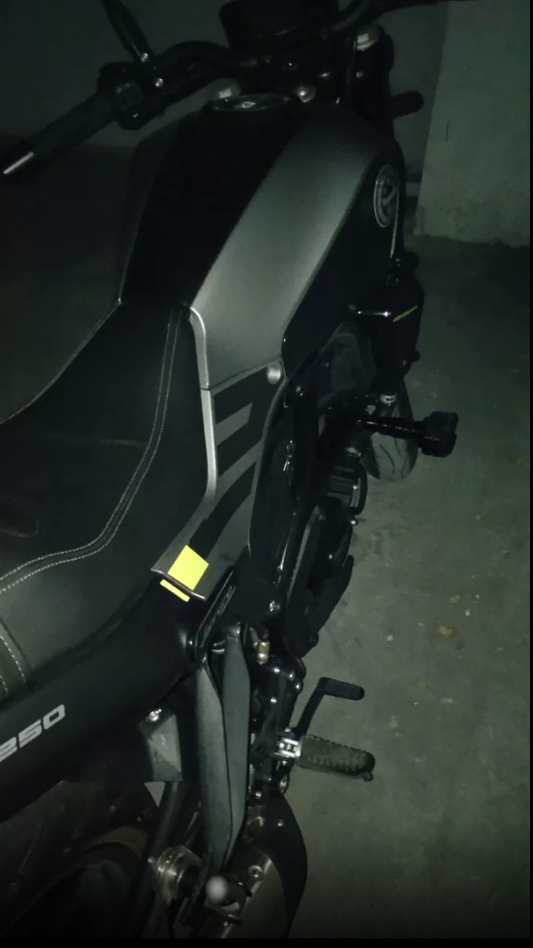 Benelli Leoncino 250/TNT 25/ TNT250 frame slider